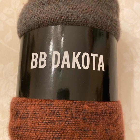 BB Dakota Poncho - Picture 1 of 2